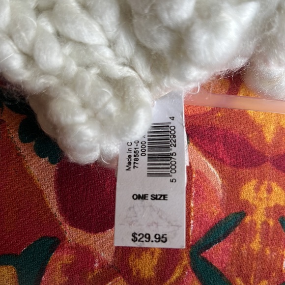 Gap cable knit mittens New with tag - Picture 4 of 9